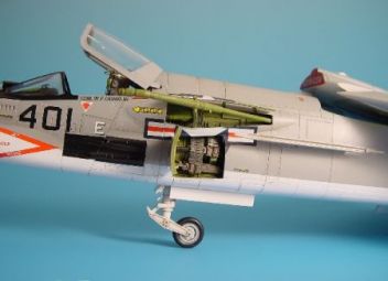 AI48175 F-8 Crusader Waffenschacht